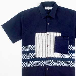 Camisa de Camuflaje para Hombre Más Vendida, Azul Marino, Manga Corta, Algodón Orgánico, Diseño Casual Moderno y Minimalista, Patrones Únicos - Product Image 4