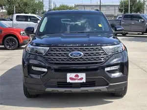 Ford Explorer XLT SUV 2024 con Volante a la Izquierda, Asientos de Cuero, Neumáticos R19 y Techo Panorámico - Product Image 6