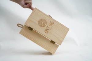 Boîte-cadeau de whisky en bois fait à la main de qualité supérieure gaufrage personnalisé, vernis et impression laser pour le stockage d'une seule bouteille - Product Image 2