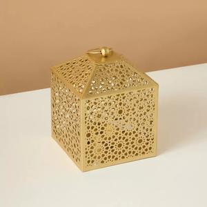 Lanterne de table en métal doré de luxe avec un design de découpe complexe, lumière de bougie chaleureuse, décoration élégante pour une ambiance festive à la maison - Product Image 4