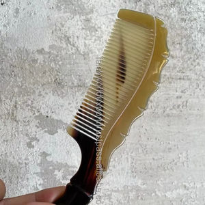 Peine de cuerno de búfalo natural, estilo decorativo tallado a mano, peine antiestático suave para el cabello para el cuidado diario del cabello de FWE - Product Image 1