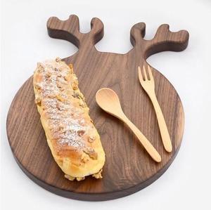Planche à découper en bois avec un design rustique adapté aux cuisines de ferme et aux environnements culinaires professionnels - Product Image 6