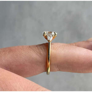 Anillo de Compromiso Clásico para Mujer con Tres Diamantes Ovalados Cultivados en Laboratorio en Oro Amarillo de 14k/18k, Certificado IGI - Product Image 3