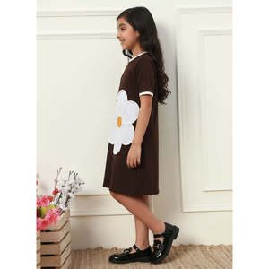 Robe trapèze marron pour filles Bugandbees avec applique florale blanche, manches courtes, col rond, longueur genou, tenue décontractée pour enfants - Product Image 2