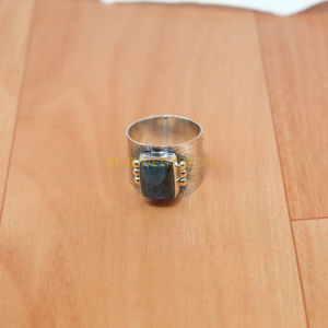 Bague en pierre précieuse labradorite bleue naturelle, argent sterling 925 pur et laiton, bague artisanale au design martelé, bague de promesse pour elle - Product Image 6