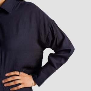 Chemise boutonnée en popeline bleu marine Luna, élément de mode simple - Product Image 6