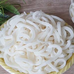 Chips de noix de coco séchées de qualité supérieure, provenant de la pulpe de noix de coco fraîche, séchées et emballées proprement pour la fabrication alimentaire et les marchés de collations - Product Image 3