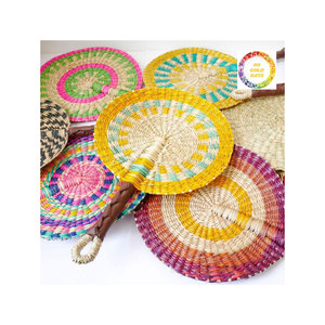 Rehaussez l'esthétique de votre pièce avec un éventail en jonc de mer qui s'intègre parfaitement à une décoration d'inspiration naturelle - Product Image 1