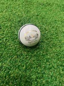 Balles dures de match de cricket cousues à la main en cuir blanc de qualité supérieure avec des logos personnalisés 156g - Product Image 4