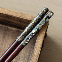 Ensemble de deux paires de baguettes en bois naturel réutilisables gravées classiques modernes personnalisées avec repos et étui en bambou pour cadeau de Noël
