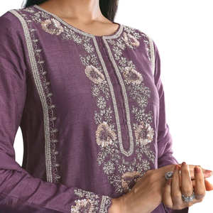 Ensemble Salwar Kameez en soie violette de créateur moderne, broderie lourde, dupatta assorti, pour femme, mariage pakistanais, fête, célébration - Product Image 2