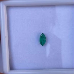 Gema de Esmeralda Natural Verde de Alta Calidad para Anillos, 0.96 Quilates, Tamaño 5x10mm, Origen India, Precio Razonable - Product Image 1