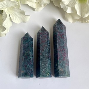 Tour de cristal naturel en kyanite rubis en gros, figurine gravée au laser, pierre précieuse spirituelle pour l'équilibrage des chakras et la guérison par le Reiki - Product Image 1