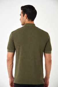 Polo zippé à manches courtes pour homme, sur mesure OEM ODM, en piqué premium, avec fermeture éclair sur le devant et col et poignets côtelés. - Product Image 5