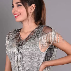 เสื้อคลุมทรงเบอร์เลสก์ประดับด้วยลูกปัดประดับเลื่อมทรงตรงปักลายโลโก้ประดับมุกด้านหลังสง่างามตามเทศกาล - Product Image 1