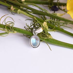 Colgante de piedra lunar de arcoíris Natural, oro amarillo, Plata de Ley 925, bisel Ajuste de hecho a mano, regalo de joyería para ella, joyería al por mayor - Product Image 1