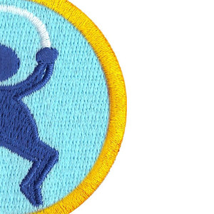 Meilleure vente de badges de broderie en matériau durable, marque privée acceptable, broderie à la machine, tissu sergé, bordure Merrow adhésive - Product Image 4