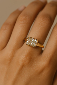 แหวนหมั้นเพชรทรงเรเดียนท์คัท 3 เม็ด ประดับเพชรทรงลูกแพร์ด้านข้าง ได้รับการรับรองจาก IGI ทองคำแท้ 14K - Product Image 5