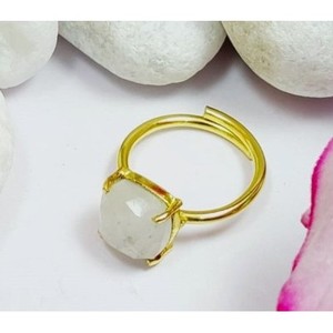 แหวนมูนสโตนสีรุ้งชุบทองเหลืองสไตล์เรียบง่าย - Product Image 5