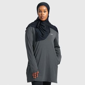 Top Deportivo Modesto con Estilo Largo y Hijab Integrado |   Ropa Deportiva Transpirable y Elástica para Mujeres Musulmanas - Product Image 4