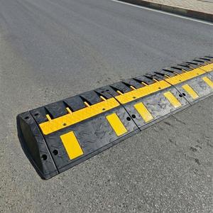 ทางลาดยางชะลอความเร็วแบบทางเดียว ยาว 7 เมตร พร้อมสายเคเบิลเหล็กหุ้ม PVC และฐานยาง - Product Image 6