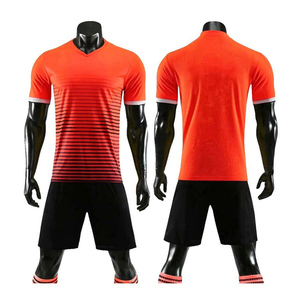 Ensembles d'uniformes de football personnalisables, légers et courts, pour adultes, en tissu respirant et doux, avec logo frontal, design détaillé pour les joueurs de football - Product Image 5