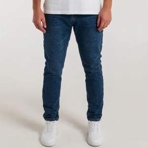 กางเกงยีนส์ผู้ชายทรงปกติสีน้ำเงินเข้มสไตล์ผ่อนคลายขาพร้อมรายละเอียดแบรนด์และการออกแบบที่สะดวกสบายบริการ OEM - Product Image 6