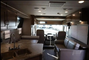 Autocaravana W-I-N-N-E-B-A-G-O RV I-N-T-E-N-T 31P Modelo 2019 USADA EN BUEN ESTADO, Alto Rendimiento, 36 pies de Largo, 2000 kg de Carga Útil, Color Oscuro, en Venta - Product Image 5