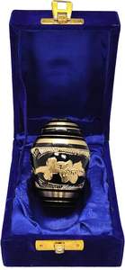 Mini urna de recuerdo de cremación pequeña clásica para cenizas humanas con caja y caja de terciopelo-Fabricada en latón-2,7 cms de alto - Product Image 4