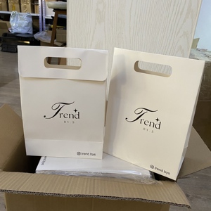 Bolsa de Papel de Regalo de Lujo con Estampado en Caliente, Cierre de Cinta y Diseño Personalizado para Empaque de Joyería o Perfume - Product Image 2