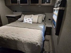 PROVEEDOR DE RAM 3500 USADA DEL AÑO 2018, CON REMOLQUE ULTRA LIGERO Rock Wood de 5ª Generación - Product Image 5