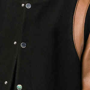 เสื้อแจ็คเก็ตวาร์ซิตี้ผ้าขนสัตว์สีดำ แขนสีน้ำตาลอ่อน |   เสื้อแจ็คเก็ตเลตเตอร์แมนปักโลโก้ตามสั่ง |   ผู้ผลิต OEM ODM เสื้อผ้าสไตล์สตรีทแวร์ - Product Image 3