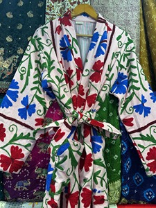 Veste Kimono longue brodée à la main en coton Suzani pour femmes pardessus d'été à fleurs avec motif de broderie complexe - Product Image 6