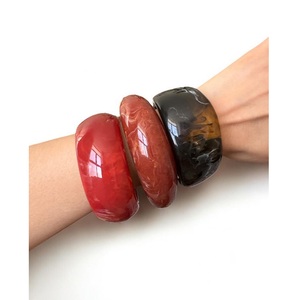 Bracelets en résine imperméables faits à la main pour femmes, bijoux élégants et modernes, couleurs personnalisables, logo pour les fêtes, les mariages, les cadeaux - Product Image 3