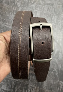 Ceinture en cuir de vachette pleine fleur pour homme en gros, logo personnalisé, surpiqûres contrastées, options de boucle en laiton et en étain - Product Image 2