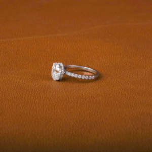 Elegante anillo de compromiso clásico de 14 quilates chapado en oro sólido creado en laboratorio corte ovalado diamante corte pequeño diamante oculto Halo IGI certificado - Product Image 2