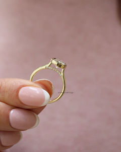 Bague de mariage Moissanite ovale de 2.15 carats d'inspiration vintage avec lunette classique et pont pavé élégante bague de fiançailles - Product Image 2