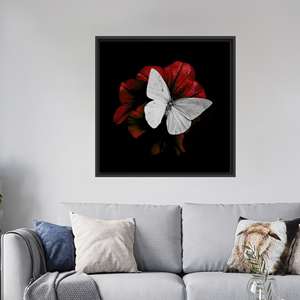 พิมพ์ลายผีเสื้อสีขาวบนดอกไม้สีแดงบนผ้าใบสำหรับตกแต่งสไตล์โมเดิร์น กรอบสีดำ - Product Image 1