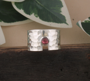 Anillo granate rojo de Plata de Ley 925 al por mayor, banda ancha única con diseño martillado para pedidos al por mayor, anillo de mujer para hombre - Product Image 1