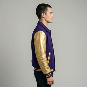 Chaqueta Letterman Morada y Dorada, Cuerpo de Lana, Mangas Metálicas, Cuello y Puños de Punto Acanalado, Cierre Frontal con Broches, Logotipo Personalizado, Ropa Urbana para Hombre - Product Image 3