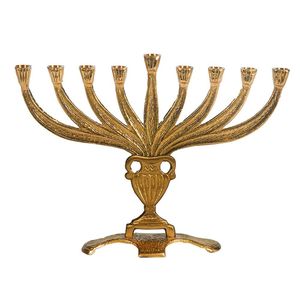 Ménorah sculpturale dorée brillante avec un design incurvé moderne pour une décoration haut de gamme et un arrangement de bougies de fête - Product Image 4