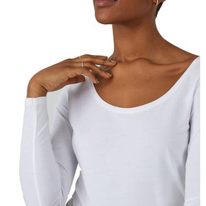 Camiseta de manga larga con cuello redondo que absorbe la humedad para mujer 100% algodón orgánico altamente transpirable y sostenible - Product Image 3