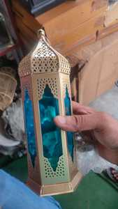 Lanternes décoratives en laiton faites à la main avec verre coloré idéal pour les magasins de décoration intérieure et adapté à la revente - Product Image 4