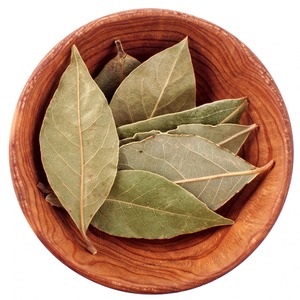 Hoja de laurel seca en piezas enteras, calidad premium para cocinar currys, biryani y sopas, de proveedor indio, especias herbales, sabor auténtico. - Product Image 1
