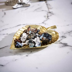 Plateau décoratif en forme de feuille en métal doré Bibelot Porte-bijoux Décoration intérieure Centre de table Plateau de service Bibelot en forme de feuille d'or - Product Image 1