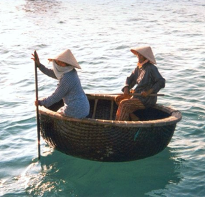 Mini-bateau traditionnel en bambou pour décoration et arrangement de table, fabriqué à la main au Vietnam - Product Image 1