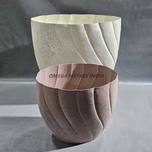 Elegantes macetas de metal cilíndricas en elegantes tonos blancos y rosas suaves con patrón grabado único para interiores de lujo - Product Image 1