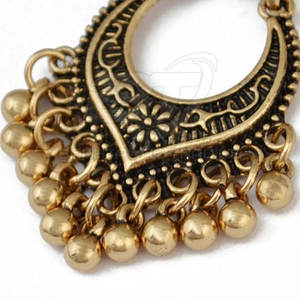 Boucles d'oreilles élégantes en perles pendantes pour femmes, bijoux de fête, boucles d'oreilles de luxe pour femmes, aspect diamant, à porter pour les fêtes - Product Image 4