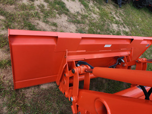 Kubota-Tractor utilitario de tamaño mediano con ingeniería de primera calidad - Product Image 3