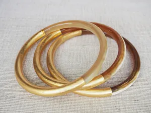 Brazaletes y pulseras de cuerno natural de alta calidad en varios tamaños, ligeros, duraderos y diseñados para uso informal, formal o festivo - Product Image 2